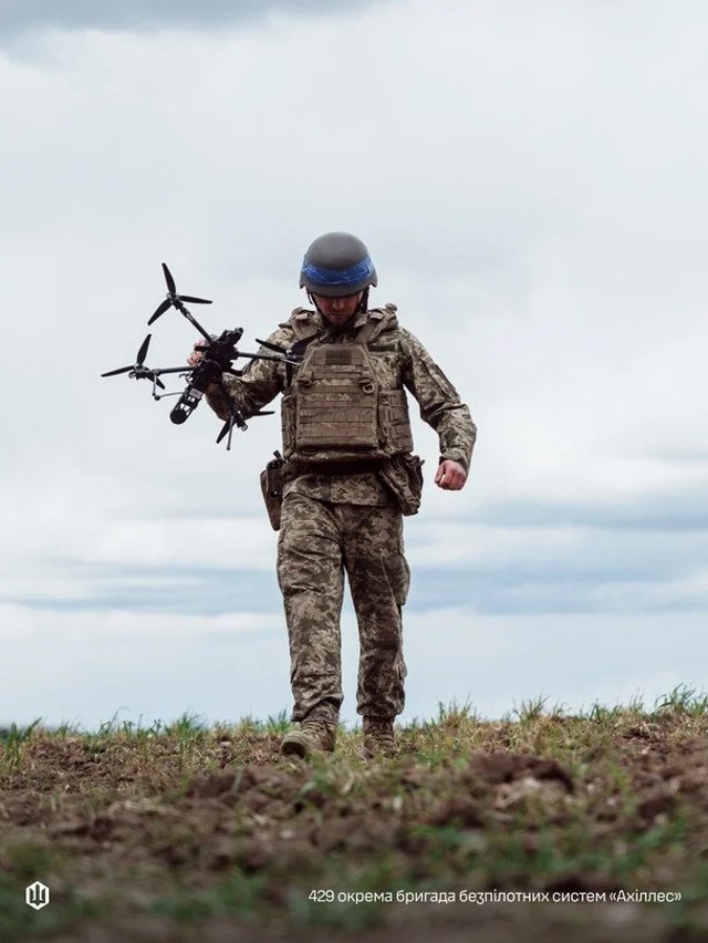 Український військовий із безпілотником, ілюстрація до матеріалу про удари в прифронтовій зоні