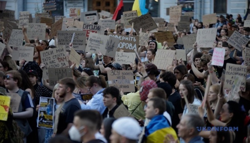 Протестувальники із плакатами на площі біля театру імені Івана Франка у Києві п'ятого дня мітингів