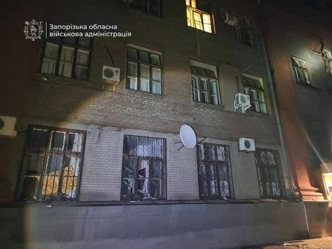 Нічний удар по Запоріжжю 10 серпня: пожежа та пошкоджена будівля