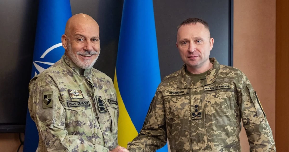 Адмірал Каво Драгоне та головнокомандувач ЗСУ Михайло Драпатий під час зустрічі в Києві 7 жовтня 2026 року