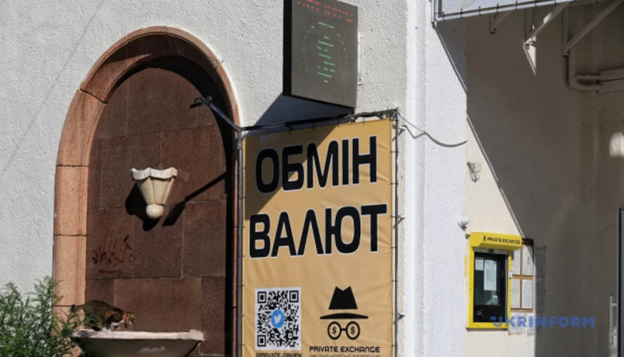 Інформаційне табло з курсами долара та євро в обміннику