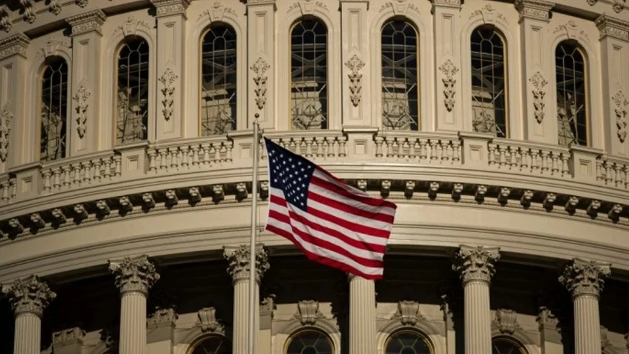 Дональд Трамп на тлі американського прапора