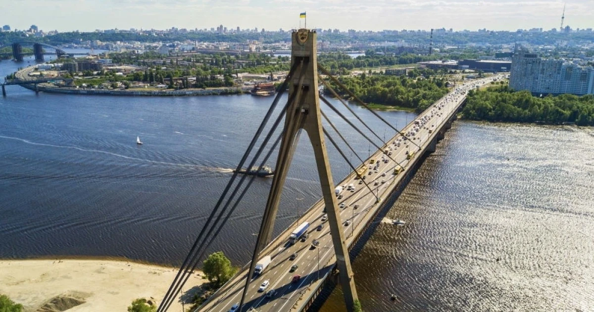 За три дні — шість ударів: РФ атакує мости Києва, п’ять із шести перекриті