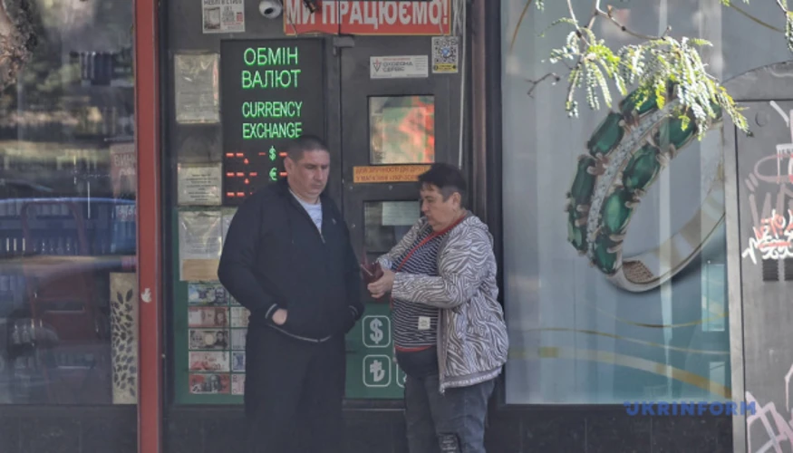 Банкноти долара та євро